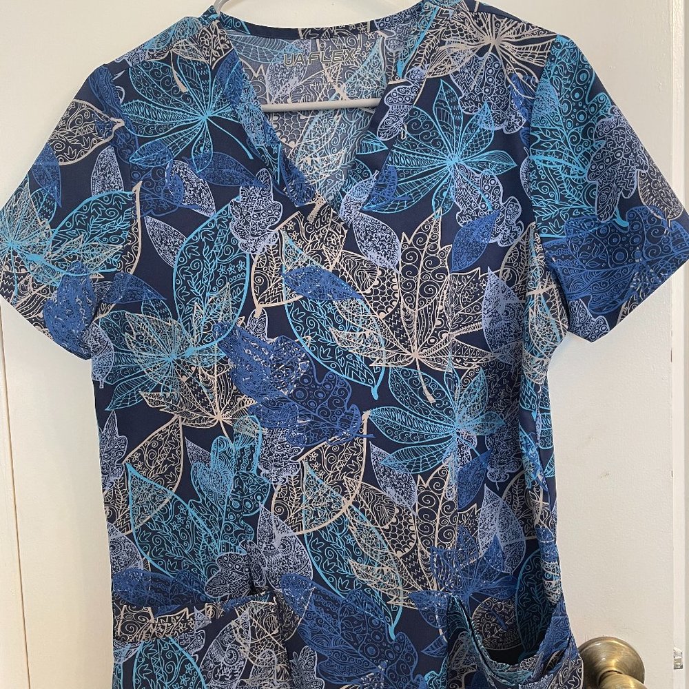 UA Flex Leaf Print Scrub Top